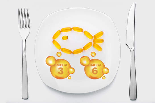 Omega 3 und 6 auf einem Teller, Besteck liegt neben dem Teller